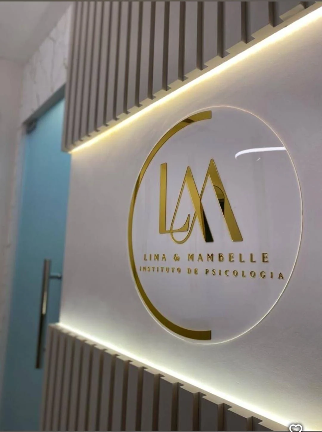 Letreiro dourado do Instituto Lima & Mambelle na entrada da clínica